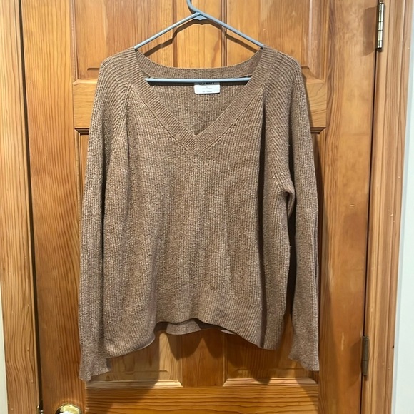 Old Navy Sweaters - Old navy women’s vneck pull over long sleeve sweater size medium.